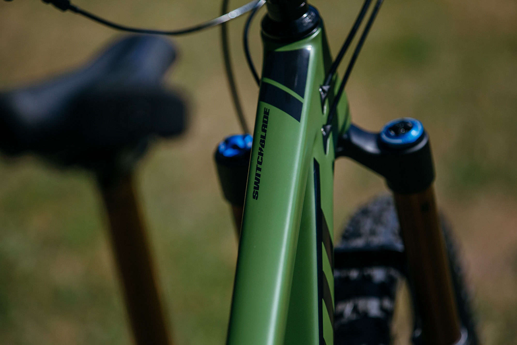 pivot switchblade blue
